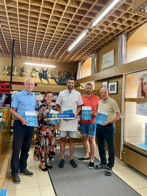 Kleinregions- und KLAR!-Manager Alexander Wimmer, Obfrau der Kleinregion Verena Gstalner-Berl
und BGM Johannes Berthold, Ing. Bernhard Epp von den NÖs Senioren Gaweinstal und Michael Bokanovic von der Apotheke „Zum hl. Georg“ präsentieren die neue
Gesundheits.Vorsorge.Mappe. Das Sponsoring der Apotheke ermöglicht die kostenlose
Bereitstellung der gedruckten Mappen. | Foto: Klar!