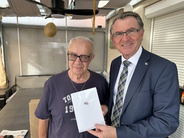 Max Peer feierte seinen 80er, Franz Piribauer gratulierte. | Foto: Stadt Wiener Neustadt/Weller