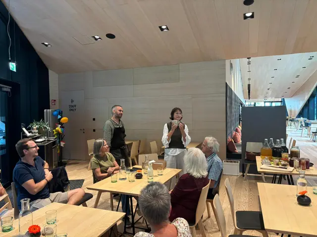 Susanna Vötter-Dankl vom Verein TAURISKA begrüßte die TeilnehmerInnen zum Kohr-Cafe im Fort Kniepass. | Foto: Tauriska