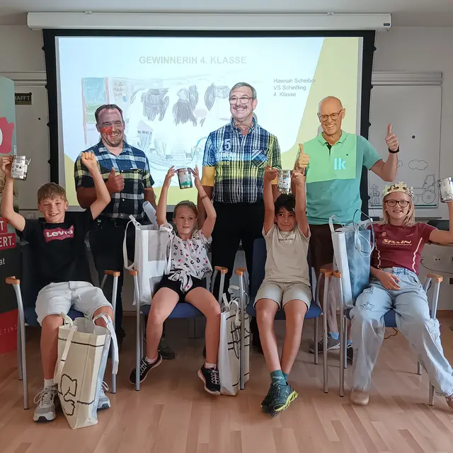 Die glücklichen Siegerinnen und Sieger vom Schulmilchmalwettbewerb.