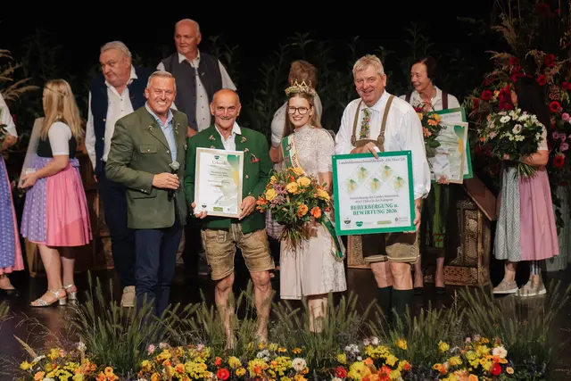 Für die Beherbergung und Bewirtung erhielten Bettina und Karl Thaller aus Großwilfersdorf fünf Floras. | Foto: Phil Lihotzky