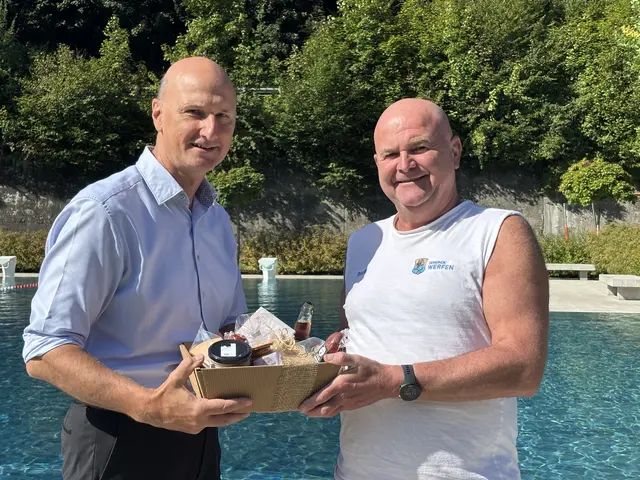 Ein persönliches Geschenk überreicht durch Bürgermeister Hubert Stock. | Foto: Christian Amtmann