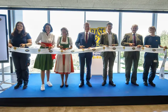 Lehrling Alina Söllinger, Valerie Weixlbaumer-Pekari, Therese Niss, Landeshauptmann Thomas Stelzer, F. Peter Mitterbauer, Peter Mitterbauer, Lehrling Maximilian Promberger. | Foto:  Miba/Wakolbinger