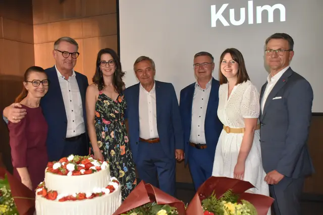 75 Jahre OSG - ein starkes Team feierte mit Torte und vielen Freunden: Tanja Steinprinz, Alfred Kollar (Obmann), Kristina Goger, Reinhard Knaus (Aufsichtsratsvorsitzender), Heinz Kornfeind (Prokurist), Nadja Novogoratz, Rainer Hans Wallner (Obmannstellvertreter) | Foto: MeinBezirk/Michael Strini
