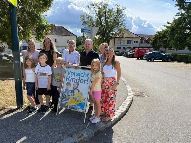 VS-Direktorin Janin Krenn, Lucie Maloskova (Kinderbetreuerin), Melissa Koglbauer (Springerin), Lena Haberl (Leitung des Betreuungsteils der schulischen Nachmittagsbetreuung), Bürgermeister Michael Nistl, GGR Michaela Pflug-Hladik (beide ÖVP) mit den Kindern Venus, Andrada, Alexander, Erik. | Foto: Gemeinde Katzelsdorf