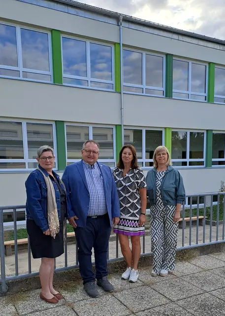 Daniela Hagenbüchl-Schabl (Bgm. Hohenwarth-Mühlbach), Franz Kloiber (Bgm. Maissau), Auguste Lehner (Bgm. Ravelsbach), Direktorin Sabine Lechner | Foto: Mittelschulgemeinde Ravelsbach