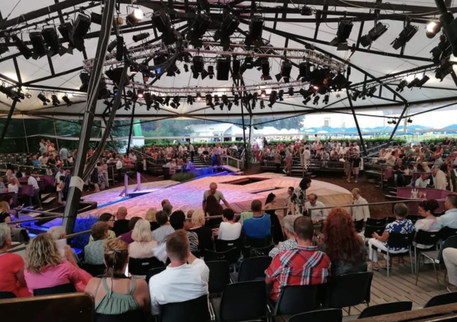 Die Sommernachtskomödie Rosenburg bringt 2027 einen international bekannten Filmklassiker auf die Rundbühne. | Foto: Privat