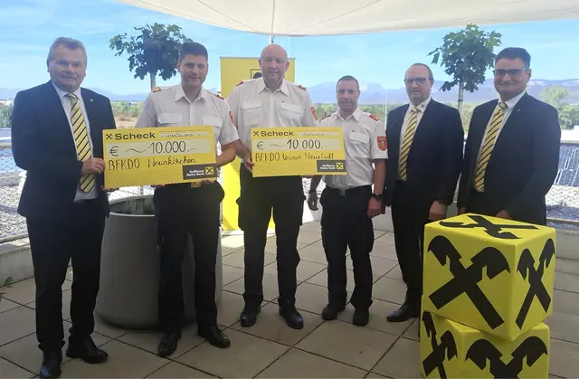 Die Direktoren der Raiffeisenbank Wiener Neustadt-Schneebergland Gerhard Gabriel (l.), Manfred Dopler (2.v.r.) und Meletios Kujumtzoglu (r.) überreichten je 10.000 Euro an Neunkirchen-Bezirksfeuerwehrkommandant Mario Lukas (2.v.l.) und an Wiener Neustadt-Bezirksfeuerwehrkommandant Karl-Heinz Greiner (3.v.l.) und Bezirksfeuerwehrkommandant-Stellvertreter Norbert Schmidtberger (3.v.r.). | Foto: Sandra Löchinger