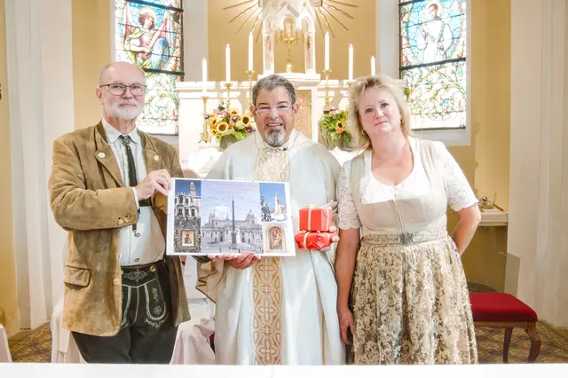 Der Pfarrgemeinderat überreichte König zum Dank ein Bild der römischen Mutterkirche. | Foto: Christian Kanzian