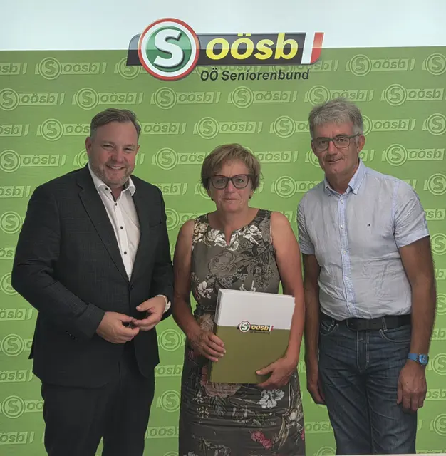 Obfrau Gabriele Viertbauer und Stellvertreter Wilhelm Neuhauser (rechts) mit Landesgeschäftsführer Franz Ebner. | Foto: OÖ Seniorenbund