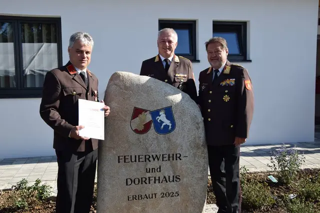Nach einer Messe wurde das neue gemeinsame Feuerwehr- und Dorfgemeinschaftshaus feierlich gesegnet und offiziell seiner Bestimmung übergeben. | Foto: Valentin Haninger