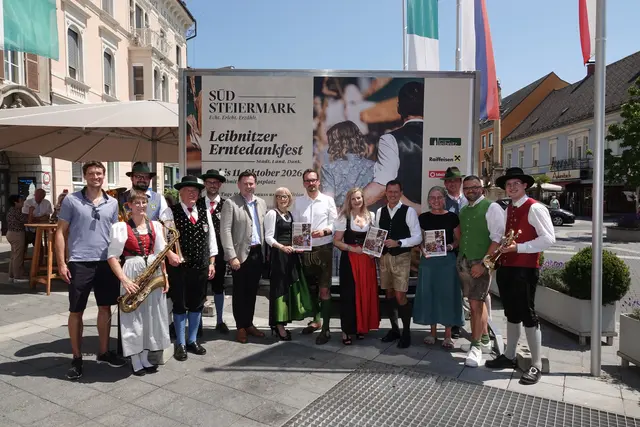 Beim Leibnitzer Erntedankfest wird der Hauptplatz von 9. bis 11. Oktober wieder zur Festzone. Am Sonntag steht der große Erntedankumzug auf dem Programm.
v. l. : Robert Stelzl (Look), Verena Holzapfel (Obfrau Stadtkapelle), Karl Menhart (Obmann
Musikkapelle Seggauberg), Alfred Weiland, Christian Donik (Musikverein Kaindorf), Andreas
Draxler (Vorstandsdirektor Raifeisenbank), Anna Aldrian (Kirche), Jochen Piessnegger (2.
Vizebürgermeister und Tourismusobmann), Manuela Kittler (Finanzreferentin), Daniel Kos
(Bürgermeister), Waltraud Fischer (Mein Bezirk), Franz Menhart, Gerald Hofer (Festkoordinator),
Alexander Eisler.  | Foto: Arthur Mallaschitz