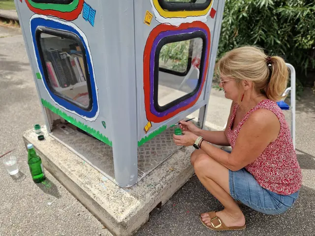 Auch Vizebürgermeisterin Natascha Mang legte selbst Hand an beim bemalen. | Foto: Gemeinde Sigmundsherberg
