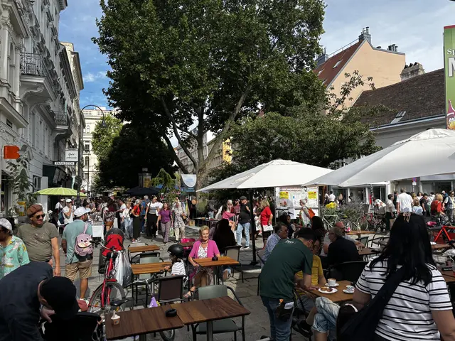 Der Flohmarkt wurde zum großen Erfolg, was auch am strahlenden Sonnenschein lag. | Foto: Barbara Schuster / MeinBezirk