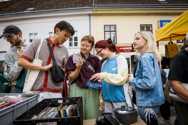 In der Pilgramgasse und am Margaretenplatz gab es vielerlei Angebote aus unterschiedlichen Flohmarkt-Kategorien. | Foto: Stadt Wien / Karo Pernegger