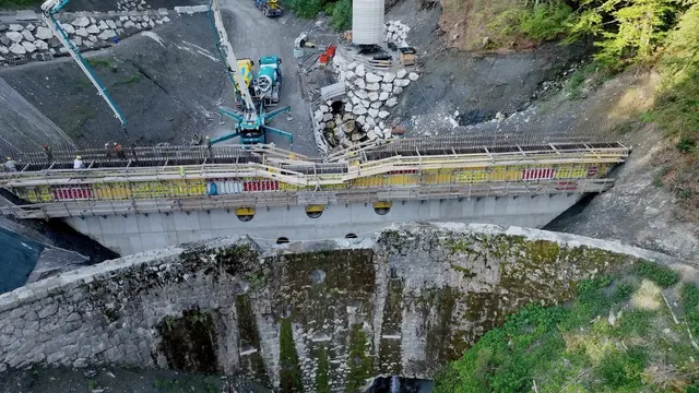 Im Holzergraben oberhalb von Auffach laufen umfangreiche Schutzmaßnahmen gegen Hochwasser, Geröll und mitgerissenes Holz. | Foto: Toni Silberberger 