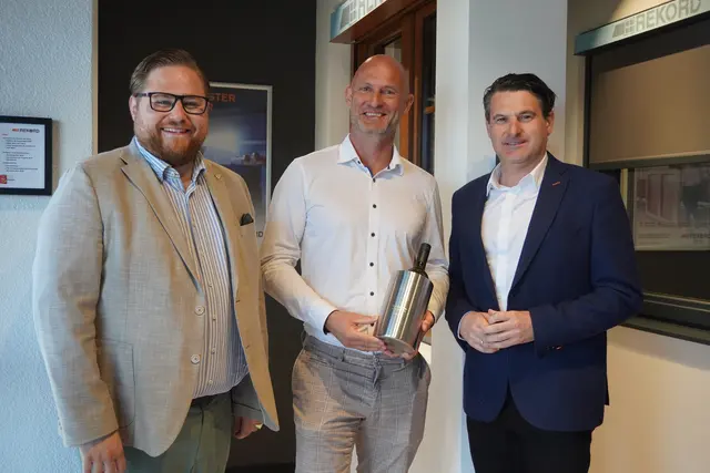 Auch ÖVP-Stadtrat Thomas Haffer und ÖVP-Landesparteiobmann Christoph Zarits statteten dem Schauraum einen Besuch ab.  | Foto: Jennifer Flechl / MeinBezirk