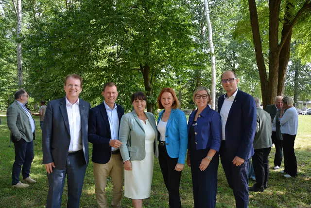 Mit der neuen Transportleitung Steiermark Süd soll die Trinkwasserversorgung langfristig abgesichert werden. Das 43-Millionen-Euro-Projekt führt bis südlich von Leibnitz. 
v. l. n. r.: Franz Krainer (Geschäftsführer Leibnitzerfeld Wasserversorgung GmbH), Bgm.
Daniel Kos (Stadtgemeinde Leibnitz und Eigentümervertreter der LFWV), LH-Stv. Manuela Khom,
LR Simone Schmiedtbauer, Bgm. Karin Stromberger (Gemeinde Gabersdorf und
Eigentümervertreterin der LFWV) und Bgm. David Rumpf (Gemeinde St. Georgen an der Stiefing
und Eigentümervertreter der LFWV) | Foto: Leibnitzerfeld WV GmbH