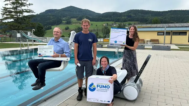 Das Schwimmbad Oberwang verfügen nun über elektronische Schwimmbadlifter. | Foto: Leader-Region FUMO