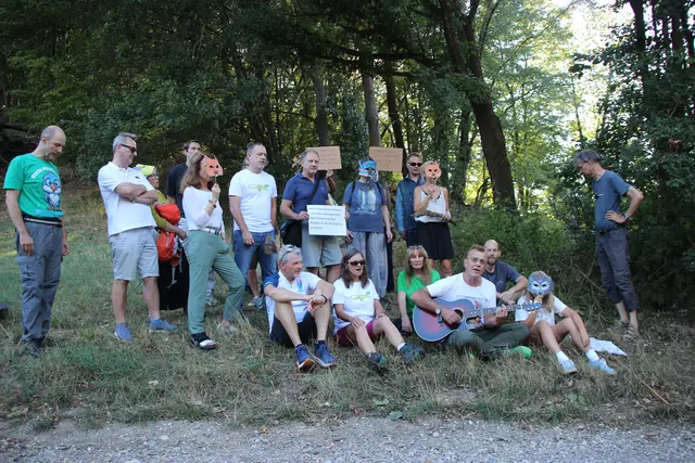 Der Fraktionsobmann der Grünen Klosterneuburg Johannes Edtmayer (mit Gitarre) unter singenden Bürgerinnen und Bürgern mit Tiermasken und Protest-Tafeln. | Foto: Die Grünen Klosterneuburg