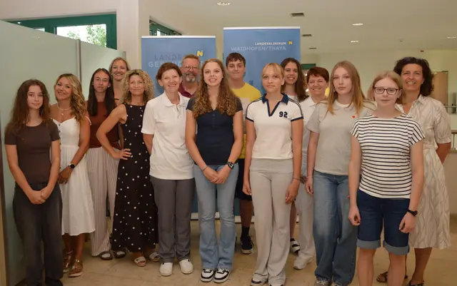 Ferialpraktikanten August: Fay Elisa Stix, Carmen Gorski, MSc (Kinder- und Jugendpsychiatrie), Marlene Bauer, Bernadette Erla (Personalverwaltung), Claudia Scherzer (Leitung med. Schreibdienst), Karin Huber (Leitung Küche), Wolfgang Mühlbacher (Stationsleitung ZAM E 5), Laurena Steindl, Lukas Hörndl, Clara Raidl, Julia Berger (interim. Leitung Einkauf-Materialwirtschaft),  Martha Fronhofer, MSc (Hygienefachkraft), Annika Böhm, Anja Appeltauer und Sonja 
Schindler (Kaufmännische Standortleiterin) | Foto: Landesklinikum Waidhofen/Thaya