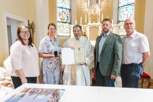 Die Marktgemeinde Tullnerbach überreichte Pfarrer Marcus König zum Abschied die Goldene Ehrennadel. | Foto: Christian Kanzian