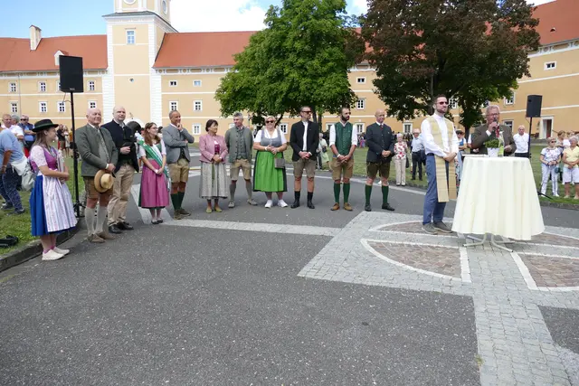 Der neue Pfarrer von Vorau, Patrick Schützenhofer segnete die Ehrengäste und die vielen Besucher bei der Eröffnung der Steirischen Roas im Hofanger des Stiftes | Foto: Putz