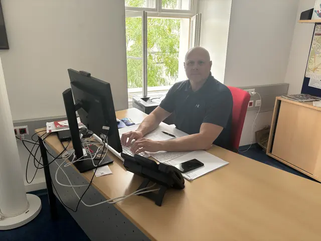 Harald Nagl in seinem Büro in der AMS-Bezirksstelle Wiener Neustadt. | Foto: Schauer