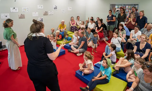 In der Stadtbibliothek Salzburg wurde das neue Kinderbuch „Gaia, Flo &amp; das Welterbe in Salzburg“ von der Autorin Gemma Palacio vorgestellt. Beim Bilderbuchkino lauschten rund 50 Kinder der Geschichte rund um Gaia und Flo.  | Foto: Stadt Salzburg/Alexander Killer