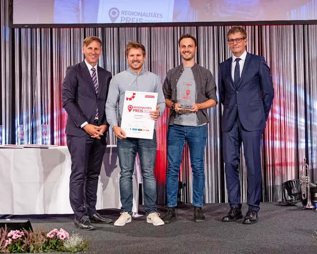Kategorie KMUs &amp; Start-ups: Mathias Maier und Lukas Krainz (Mitte) vom IT-Start-up Vereinsplaner freuen sich über den Regionalitätspreis, der ihnen von eccontis-Geschäftsführer Michael Nösslböck (re.) und MeinBezirk OÖ-Chefredakteur Thomas Winkler (li.) übergeben wurde.  | Foto: MeinBezirk OÖ/Pils