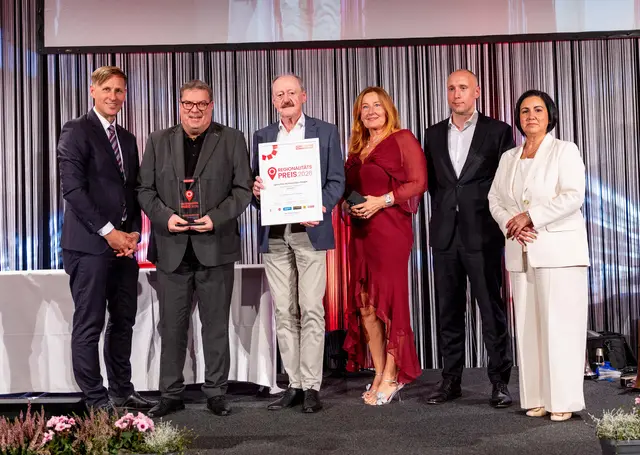 Kategorie Industrie: Sprecher Automation rund um Geschäftsführer Erwin Raffeiner (2.v.l.) freut sich über den Sieg. Der Preis wurde von Sparkasse OÖ-Generaldirektorin Stefanie Christina Huber (re.) und MeinBezirk OÖ-Chefredakteur Thomas Winkler (li.) übergeben.  | Foto: MeinBezirk OÖ/Pils