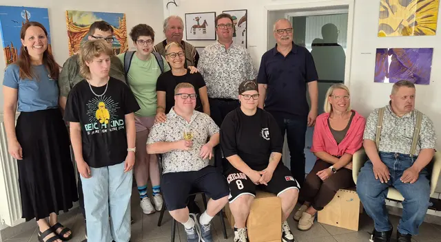 Teresa Fischelmayer, Mit Aden Künstlerinnen und Künstlern sowie Andra Brunner-Fohrafellner, Otmar Garschall und Malort-Gründerin Angela Pohl.