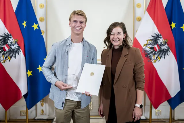 Leo Gugatschka wurde zum steirischen Zivildiener des Jahres gekürt, Bundesministerin Claudia Bauer gratulierte.  | Foto: BKA Schrötter
