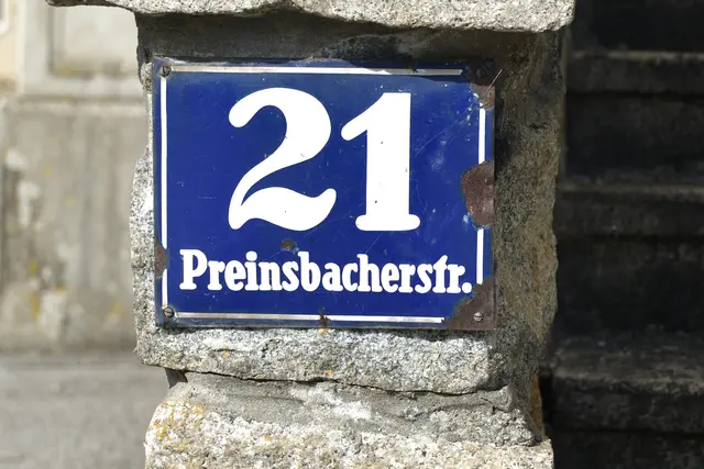 Für Blaulichtorganisationen wie etwa den Rettungsdienst ist es besonders wichtig, die Haustürnummer schon vom Fahrzeug aus zu erkennen. (Symbolfoto) | Foto: Hans-Peter Kriener