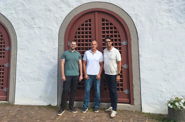 Die beiden Geschäftsführer der Sunlumo Technology Schweiz GmbH Nico Schreier (links) und Markus Barek (Mitte) mit Sunlumo-CEO Robert Buchinger (rechts), der die Gesamtverantwortung der Unternehmensgruppe übernimmt. | Foto: Daniel Vögelin/Sunlumo
