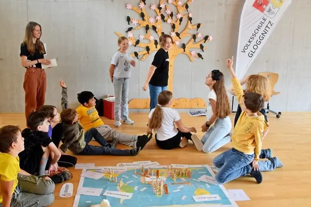 Südwind NÖ-Bildungsreferentin Jana Teynor mit Kindern der Volksschule Gloggnitz beim Workshop "Sprachen der Welt - Sprache des
Friedens". | Foto: Volksschule Gloggnitz
