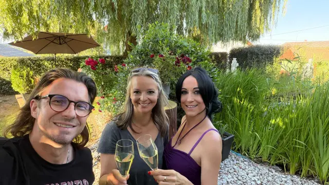 Franky Wild, Nella und Nina Stern freuen sich über die gelungene Debüt-Single. | Foto: Perfect Promotion / Music for future / wildstar studio