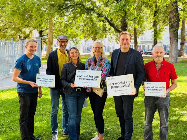 Georg Wiesinger, Norbert Rainer, Manuela Schalk, Andrea Hubmer, LR Stefan Kaineder und Günter Postlbauer (von links) | Foto: Land OÖ/Simon Seher