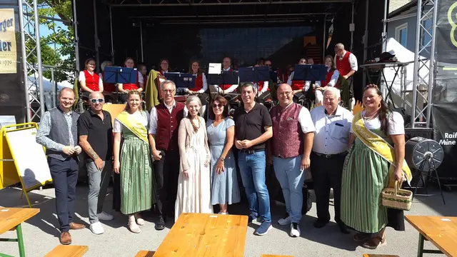 GfGR Bernhard Wurm, GfGR Herbert Krammer, Nusskönigin, NR-Abg. Georg Strasser, GfGR Elisabeth Januschkowetz, VizeBGM Gerlinde Aigner, EU-Abgeordneter Günther Sidl, BGM Otto Jäger, Karl Kichweger, Nusskönigin | Foto: Gemeinde Neumarkt