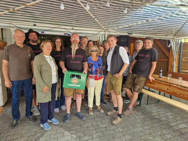 Gemeindevertreter und Anwohner genossen das gesellige Straßenfest in der Issenheimsiedlung. | Foto: Stadtgemeinde Hainfeld