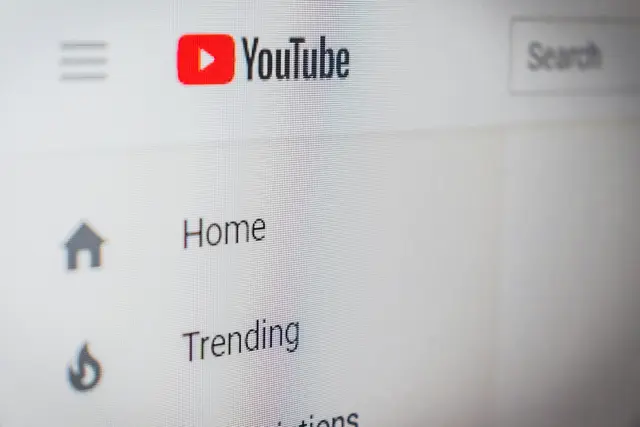 Auf YouTube lassen sich viele Webcams weltweit finden.  | Foto: unsplash / Christian Wiediger