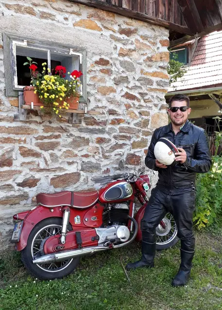 Obmann Dominik Pacher mit einem seiner Oldies. | Foto: FAM