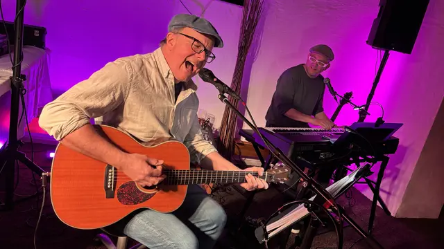 Wernfried Gappmayer und Markus Marageter – das Bild enstand am 27. Februar 2025 bei einem Konzert im Café Kern in Mauterndorf. | Foto: pjw