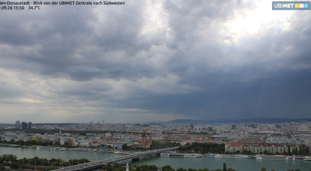 So sieht es am Mittwochnachmittag in der Donaustadt aus. | Foto: Screenshot foto-webcam.eu