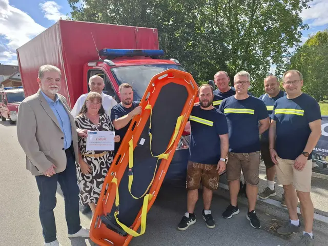 Bei der Übergabe waren neben NÖAAB-Obmann Peter Hüttl auch Vizebürgermeisterin Patricia Brumüller, Abschnittskommandant Thomas Beitelberger, Bürgermeister Christian Krottendorfer und Ortsvorsteher Gerald Manschein dabei. | Foto: Privat