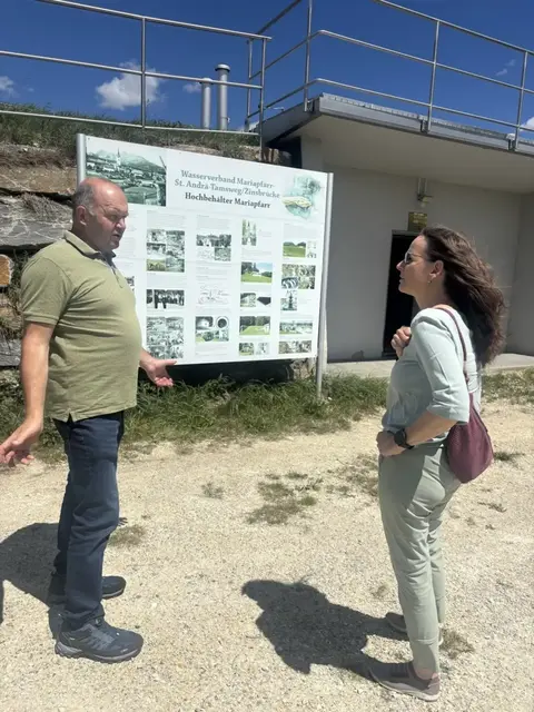 Martina Berthold hat Anfang Juli 2026 den Obmann des Wasserverbands Mariapfarr-St. Andrä-Tamsweg/Zinsbrücke, Rupert Bogensberger, der selbst ein Brunnenbauer ist, besucht. | Foto: Grüner Landtagsklub