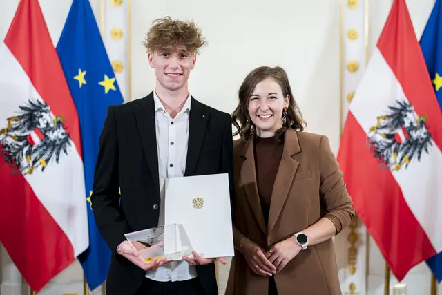Zivildiener des Jahres Maximilian Heigl und Bundesministerin Claudia Bauer. | Foto: BKA Schrötter