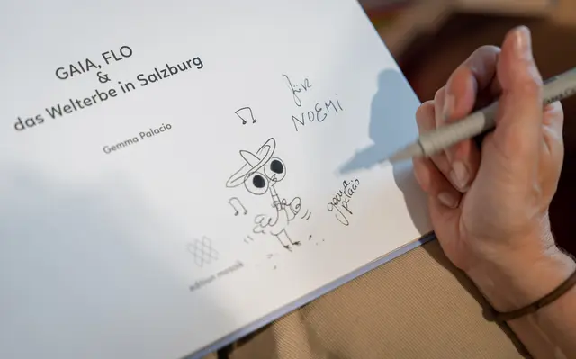 In der Stadtbibliothek Salzburg wurde das neue Kinderbuch „Gaia, Flo &amp; das Welterbe in Salzburg“ von der Autorin Gemma Palacio vorgestellt. Beim Bilderbuchkino lauschten rund 50 Kinder der Geschichte rund um Gaia und Flo.  | Foto: Stadt Salzburg/Alexander Killer