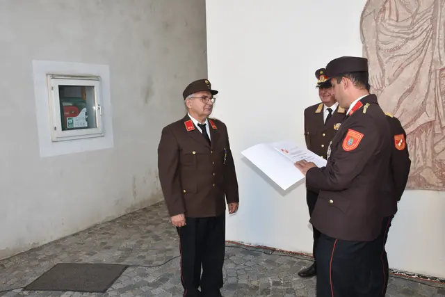 Friedrich Platz wurde zum Ehren-Oberbrandinspektor ernannt. | Foto: Alexandra Goll
