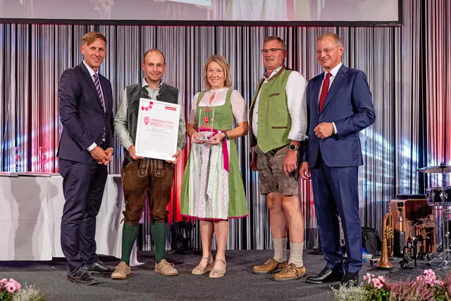 Kategorie Land- &amp; Forstwirtschaft: Landeshauptmann Thomas Stelzer (r.) mit Bezirksjägermeister Franz Auinger (2.v.r.), Renate Fürst (Geschäftsführerin des Verbandes Mühlviertler Alm) AlmDrone-Verantwortlicher Mario Thauerböck (2.v.l.) und MeinBezirk-OÖ-Chefredakteur Thomas Winkler (l.). | Foto: MeinBezirk OÖ/Pils